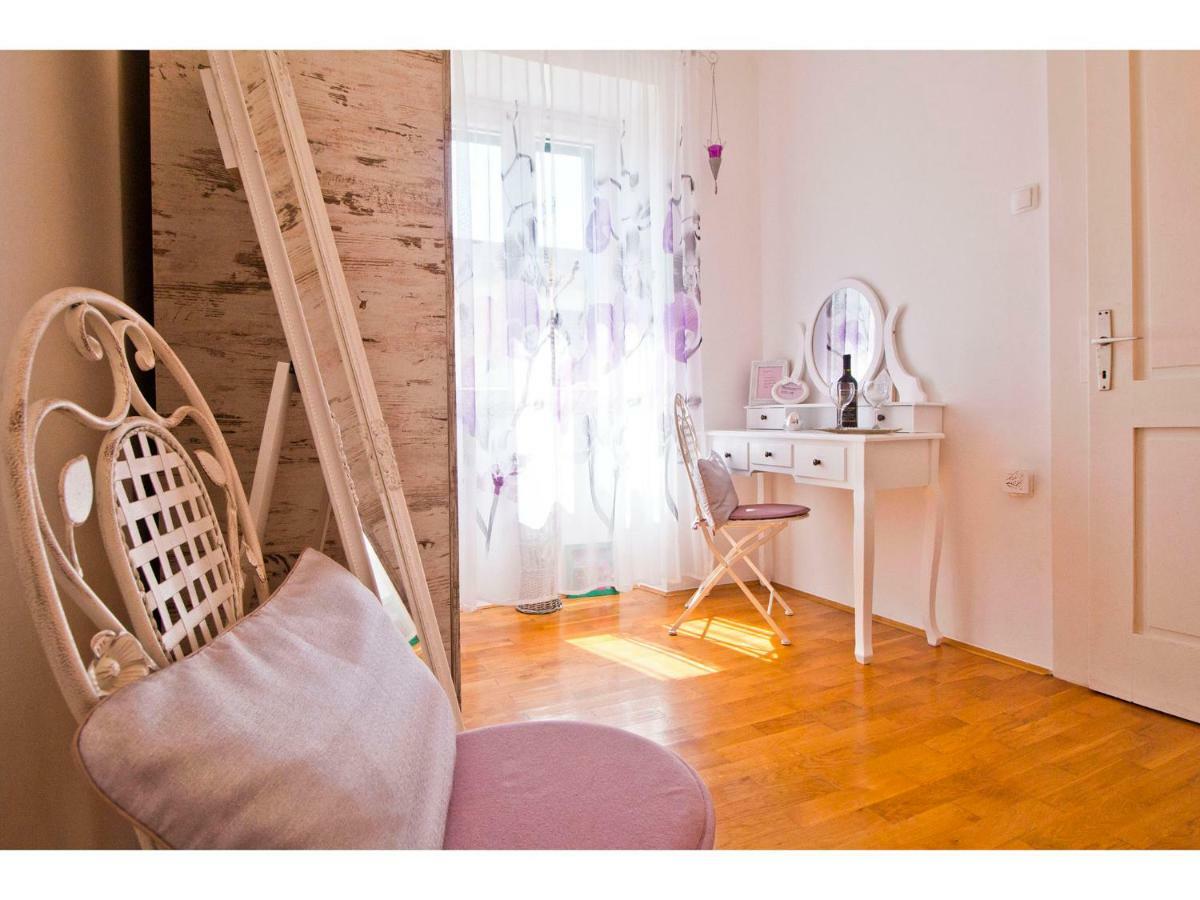 Double A Split Apartment Luaran gambar