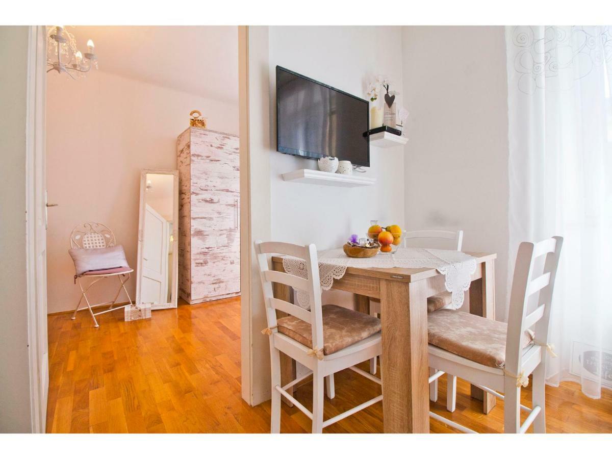 Double A Split Apartment Luaran gambar